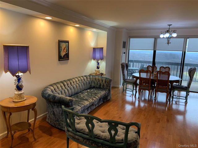 269-10 17K Grand Central Parkway 17K, Floral Park, NY 11005