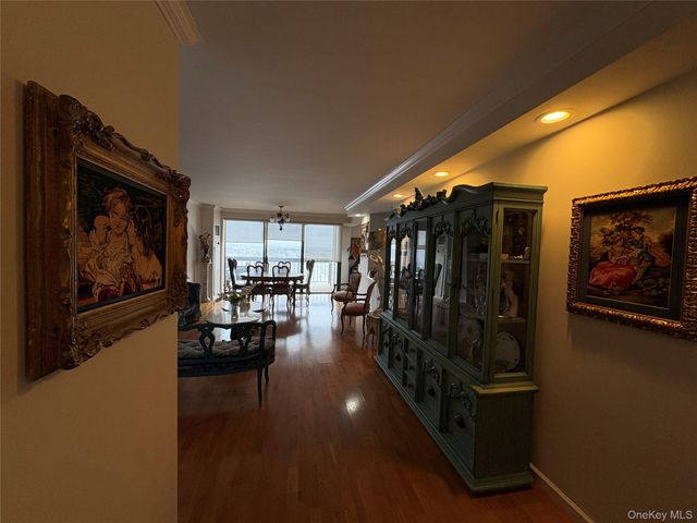 269-10 17K Grand Central Parkway 17K, Floral Park, NY 11005