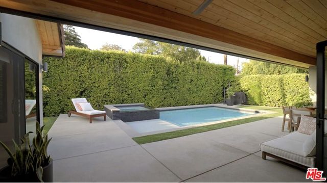 12957 Hartsook Street, Sherman Oaks, CA 91423