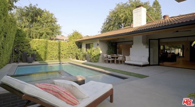 12957 Hartsook Street, Sherman Oaks, CA 91423