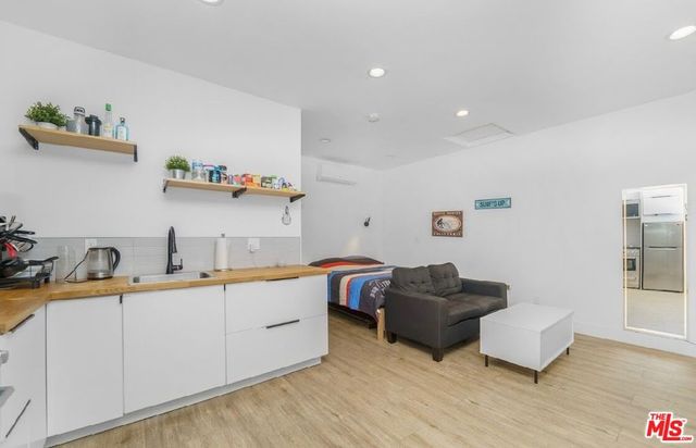 12957 Hartsook Street, Sherman Oaks, CA 91423