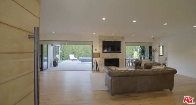 12957 Hartsook Street, Sherman Oaks, CA 91423