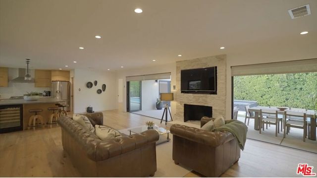 12957 Hartsook Street, Sherman Oaks, CA 91423