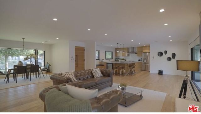 12957 Hartsook Street, Sherman Oaks, CA 91423