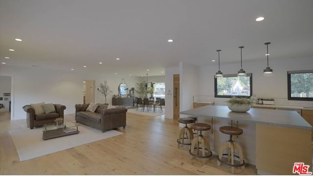 12957 Hartsook Street, Sherman Oaks, CA 91423