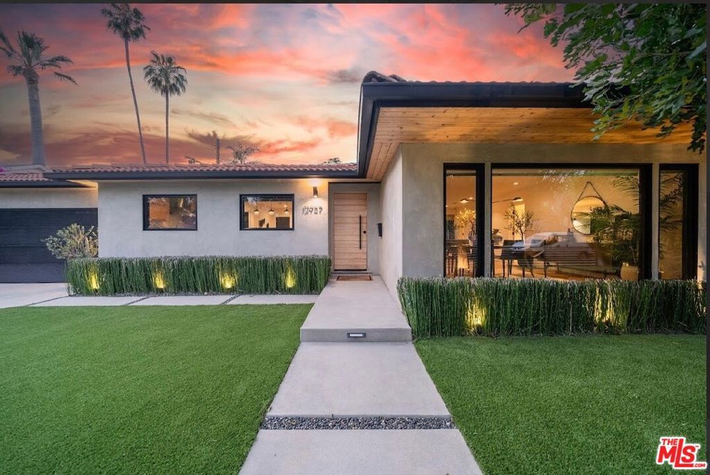 12957 Hartsook Street, Sherman Oaks, CA 91423