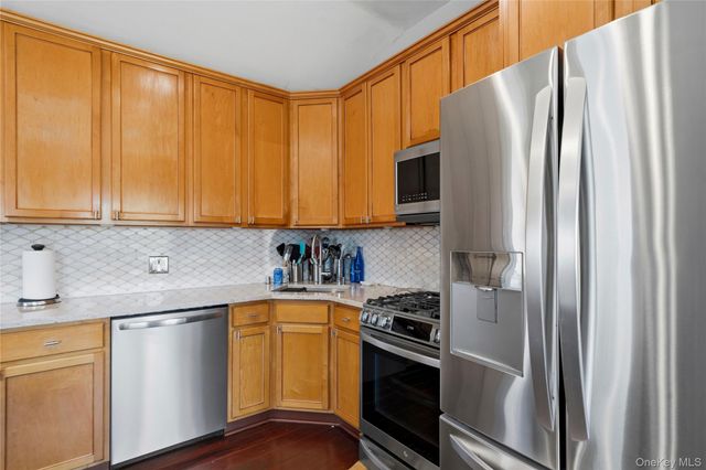 1084 Hyman Avenue, Bay Shore, NY 11706