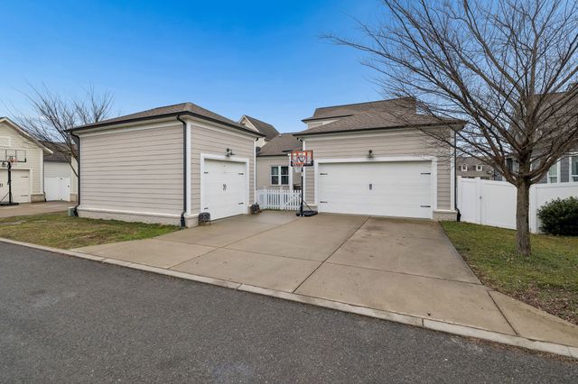 1566 Drakes Creek Rd, Hendersonville, TN 37075