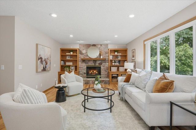 1039 Heather Drive, Woodbury, MN 55129