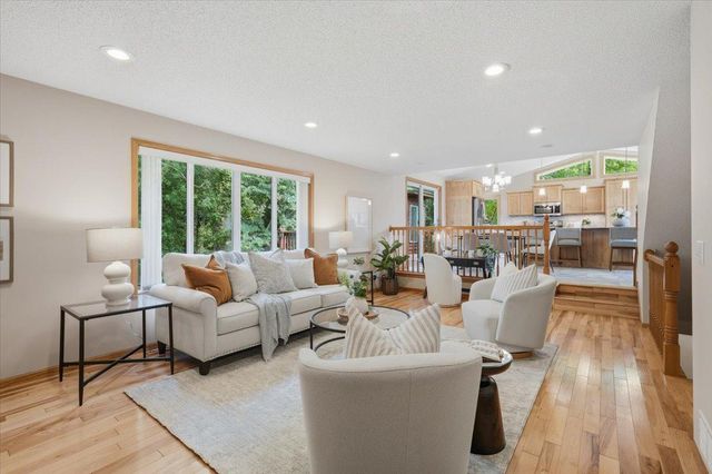 1039 Heather Drive, Woodbury, MN 55129