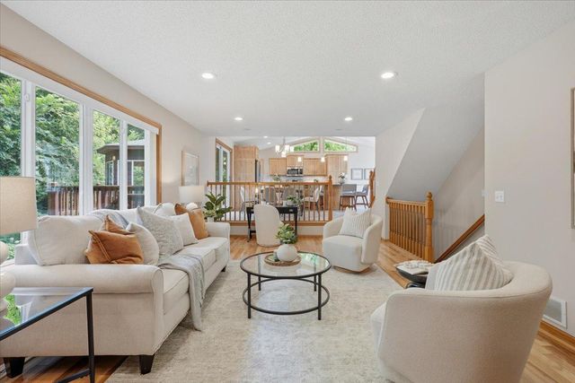 1039 Heather Drive, Woodbury, MN 55129