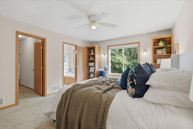1039 Heather Drive, Woodbury, MN 55129