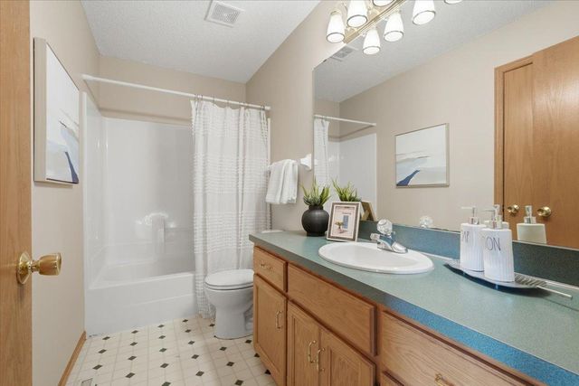 1039 Heather Drive, Woodbury, MN 55129