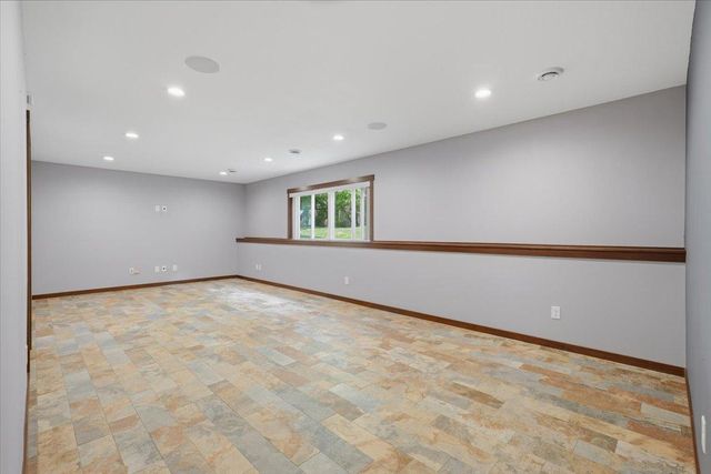 1039 Heather Drive, Woodbury, MN 55129