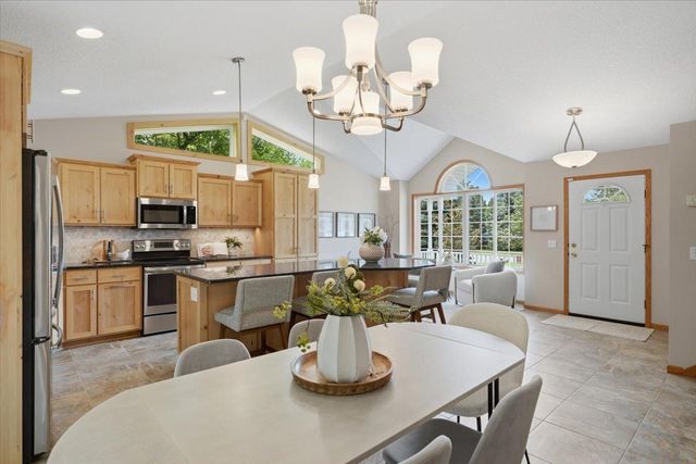 1039 Heather Drive, Woodbury, MN 55129