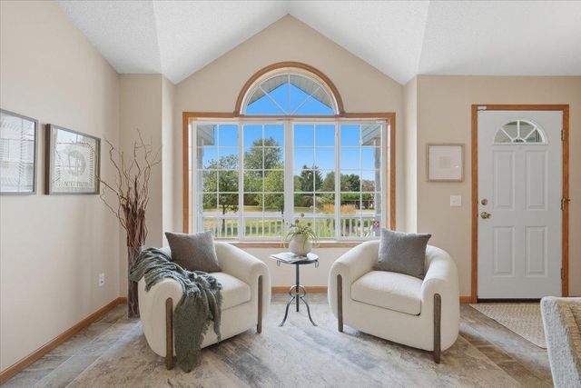 1039 Heather Drive, Woodbury, MN 55129