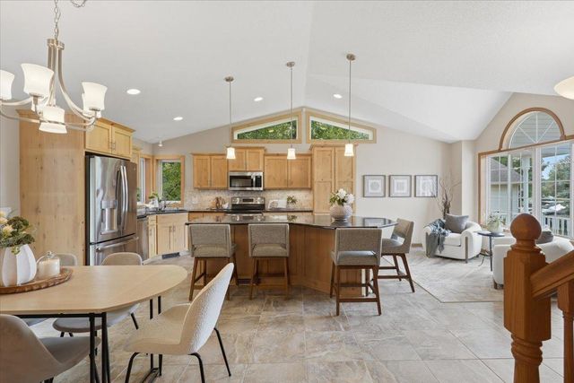 1039 Heather Drive, Woodbury, MN 55129
