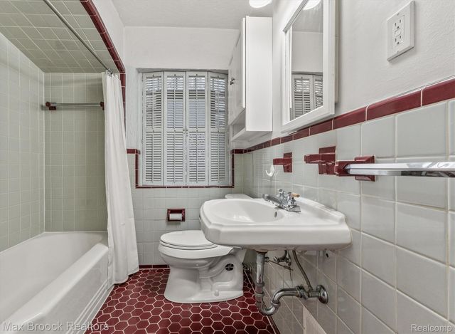 2440 Ferncliff Avenue, Royal Oak, MI 48073