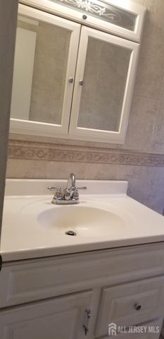 27 Judson Street 13B, Edison, NJ 08837