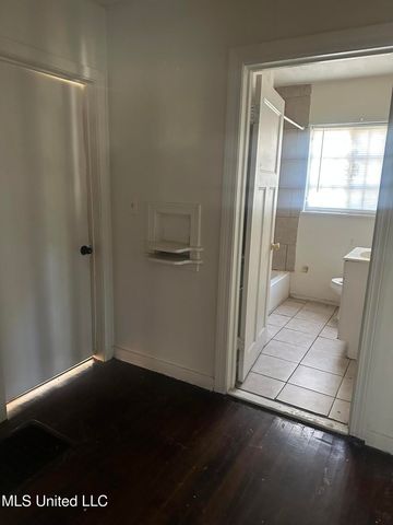 1867 Shamrock Drive, Jackson, MS 39204