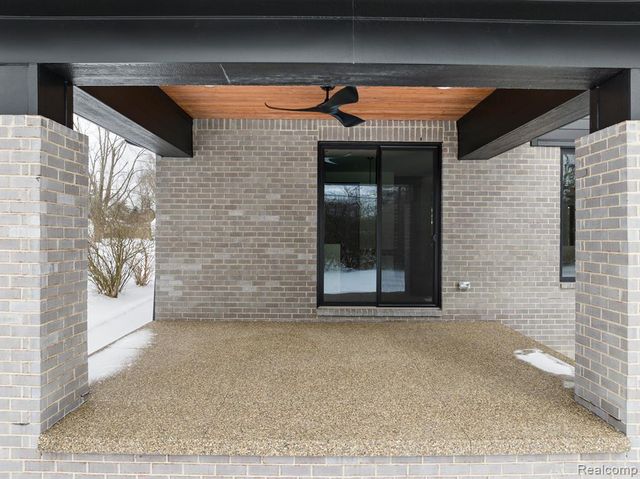 1545 Tiverton Trail Drive, Rochester Hills, MI 48306
