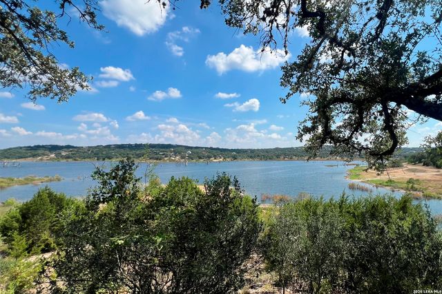 1126 Ensenada Dr, Canyon Lake, TX 78133