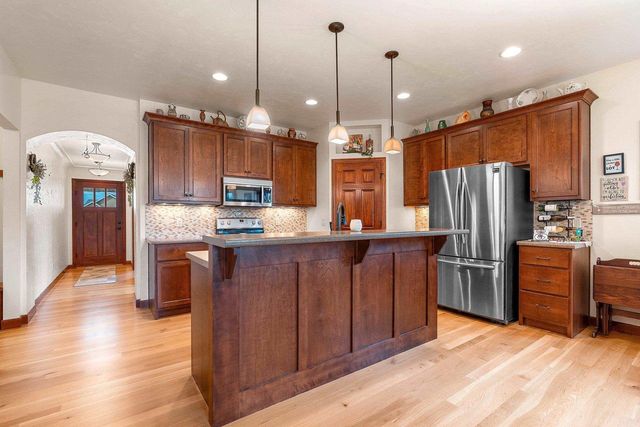 177 E CLEARWATER COURT, Appleton, WI 54913