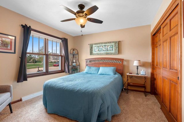 177 E CLEARWATER COURT, Appleton, WI 54913