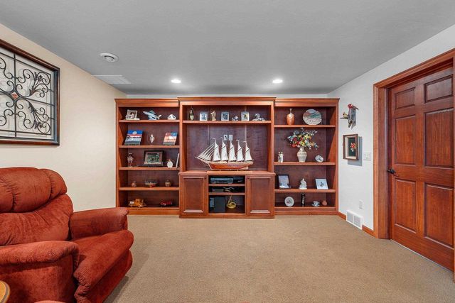 177 E CLEARWATER COURT, Appleton, WI 54913