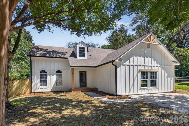 702 Foxborough Road, Charlotte, NC 28213