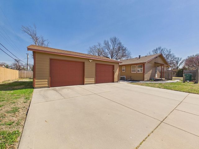 2140 W Columbine Ln, Wichita, KS 67204