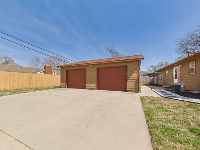 2140 W Columbine Ln, Wichita, KS 67204