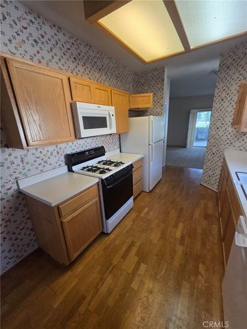 11394 Country Club Dr, Apple Valley, CA 92308