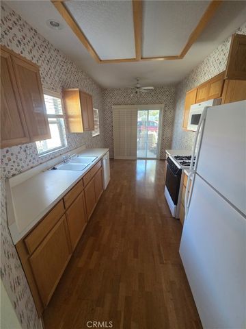 11394 Country Club Dr, Apple Valley, CA 92308