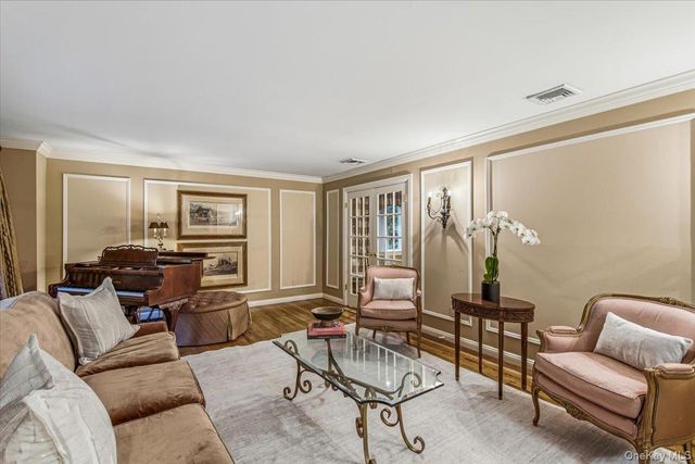 30 Woodland Road, Roslyn, NY 11576