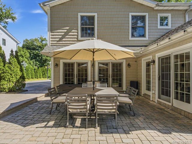 30 Woodland Road, Roslyn, NY 11576