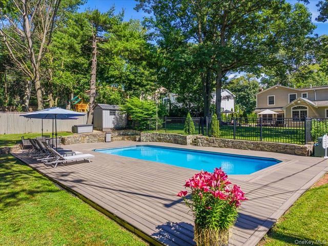 30 Woodland Road, Roslyn, NY 11576