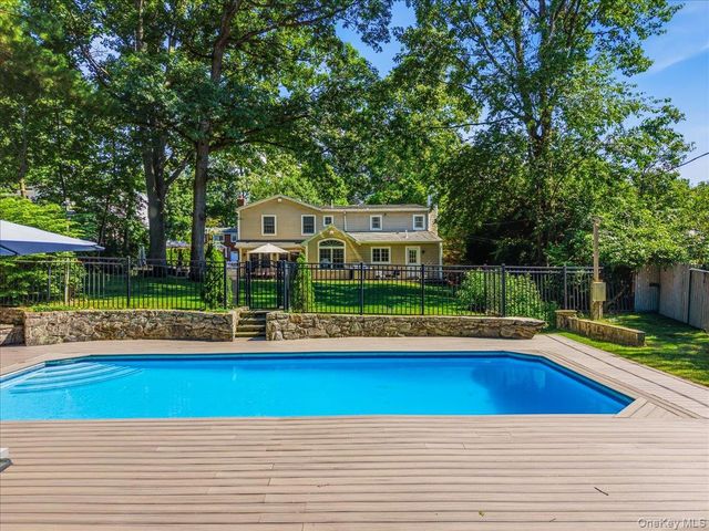 30 Woodland Road, Roslyn, NY 11576
