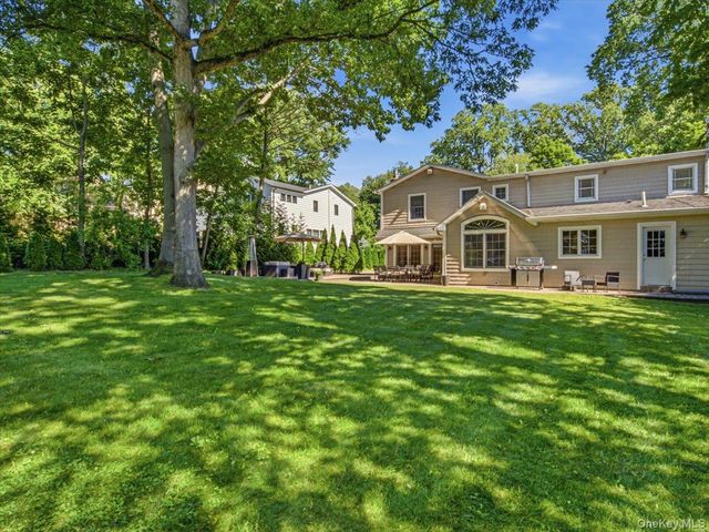 30 Woodland Road, Roslyn, NY 11576