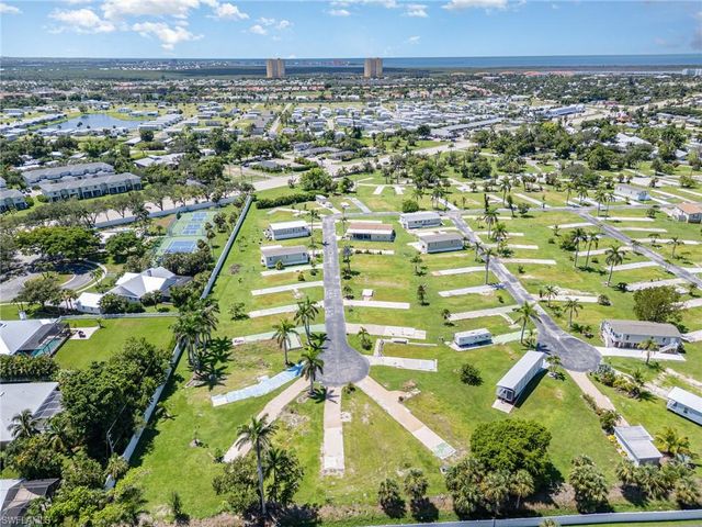 27 Cottonwood DR, Fort Myers, FL 33908