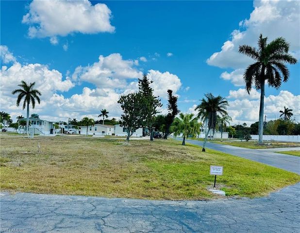 27 Cottonwood DR, Fort Myers, FL 33908