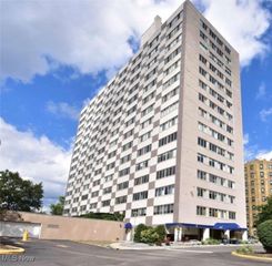 12520 Edgewater Drive 602, Lakewood, OH 44107