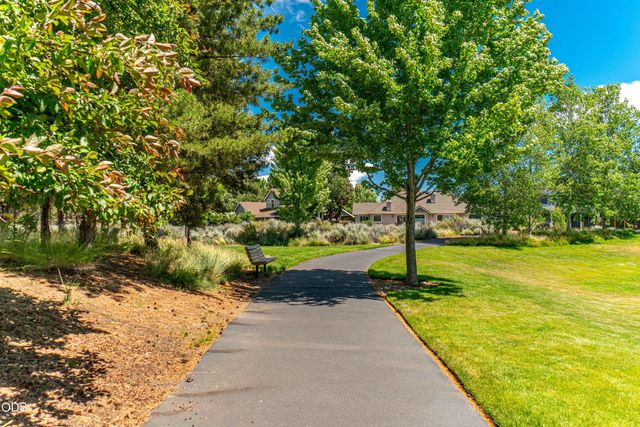 61156 SE Sydney Harbor Drive, Bend, OR 97702