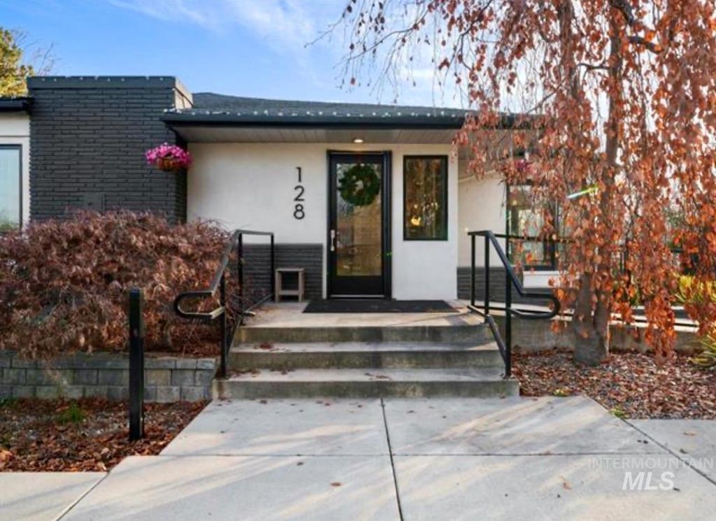 128 S Eagle Rd, Eagle, ID 83616 photo 2