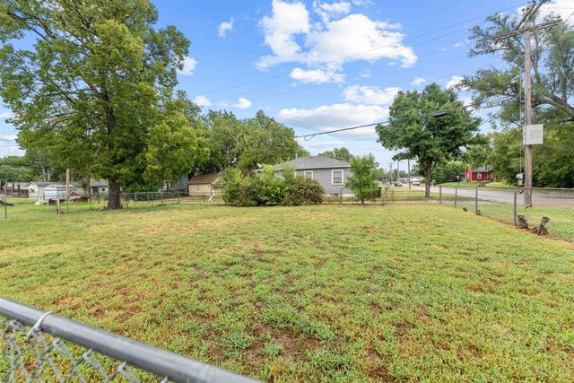 449 S College Ave, Salina, KS 67401