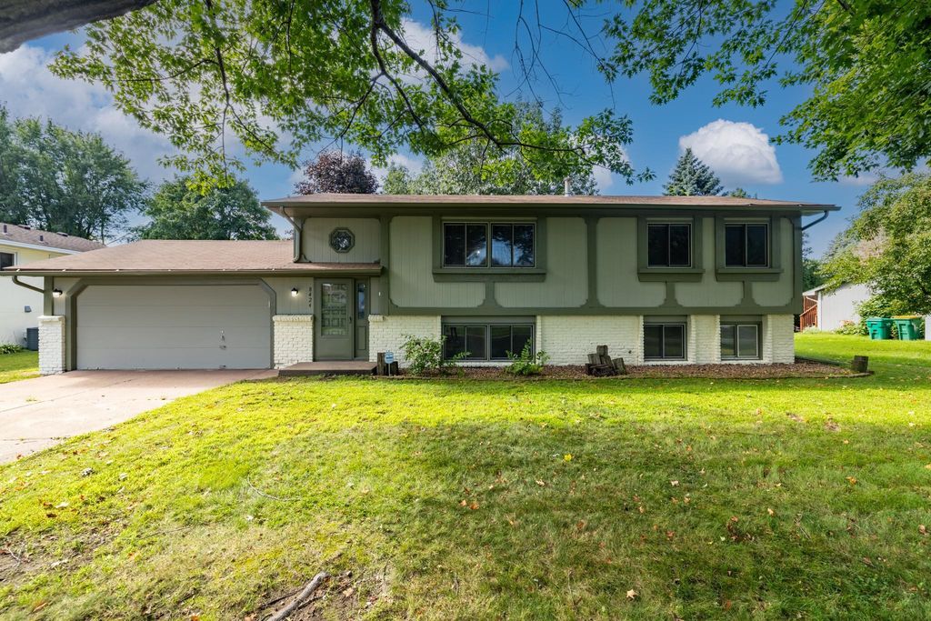 8424 Rhode Island Drive N, Brooklyn Park, MN 55445