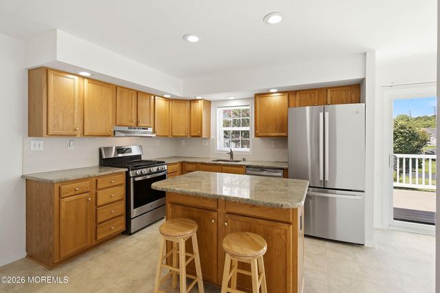 25 Fort Lee Drive, Manahawkin, NJ 08050