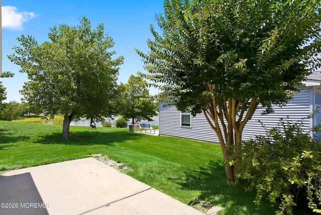 25 Fort Lee Drive, Manahawkin, NJ 08050