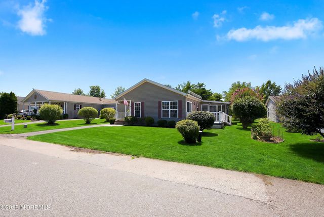 25 Fort Lee Drive, Manahawkin, NJ 08050