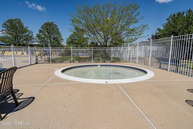 25 Fort Lee Drive, Manahawkin, NJ 08050